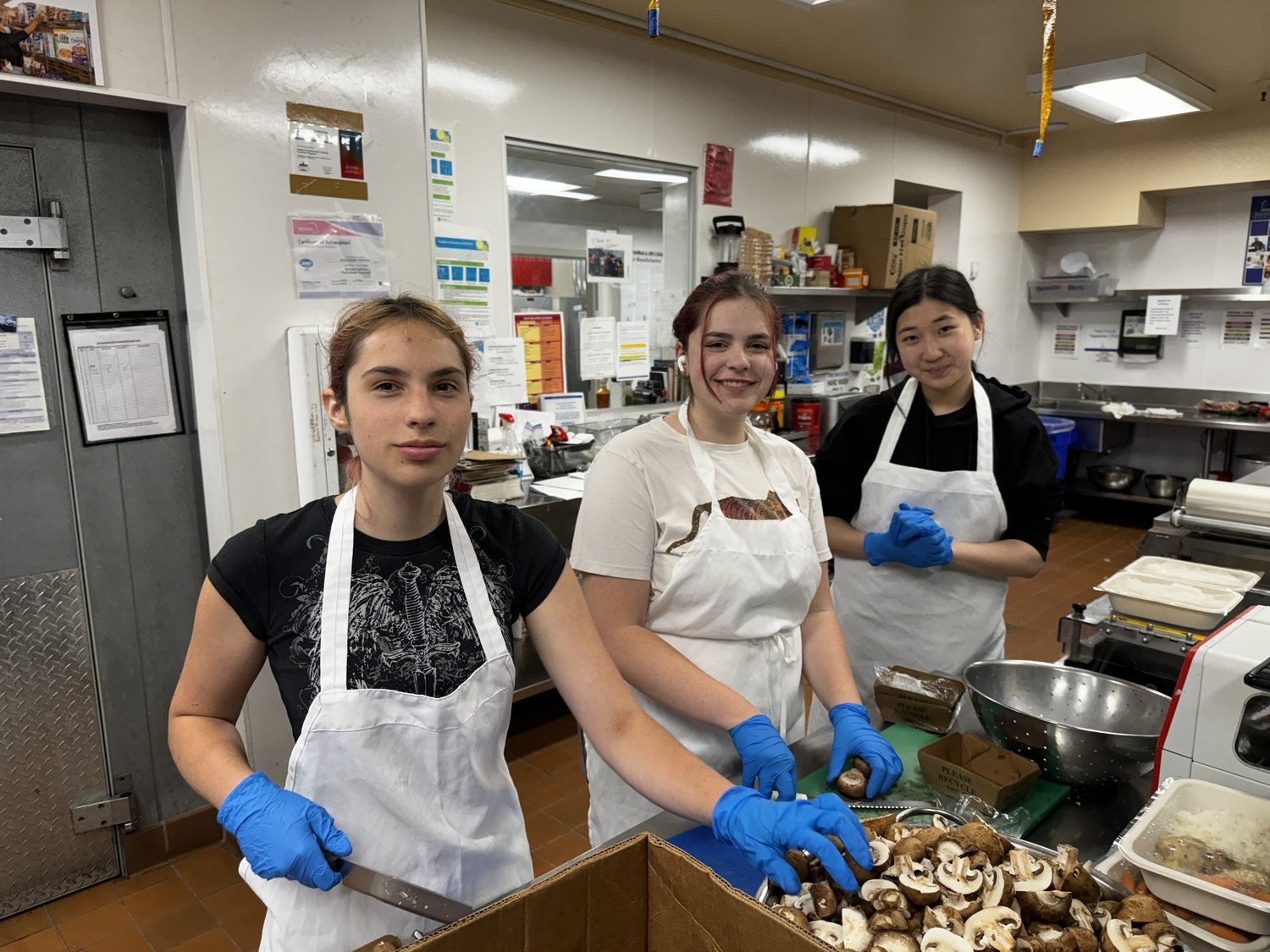 Providing a helping hand, warm meals, and flowers for Mother's Day — photo 3