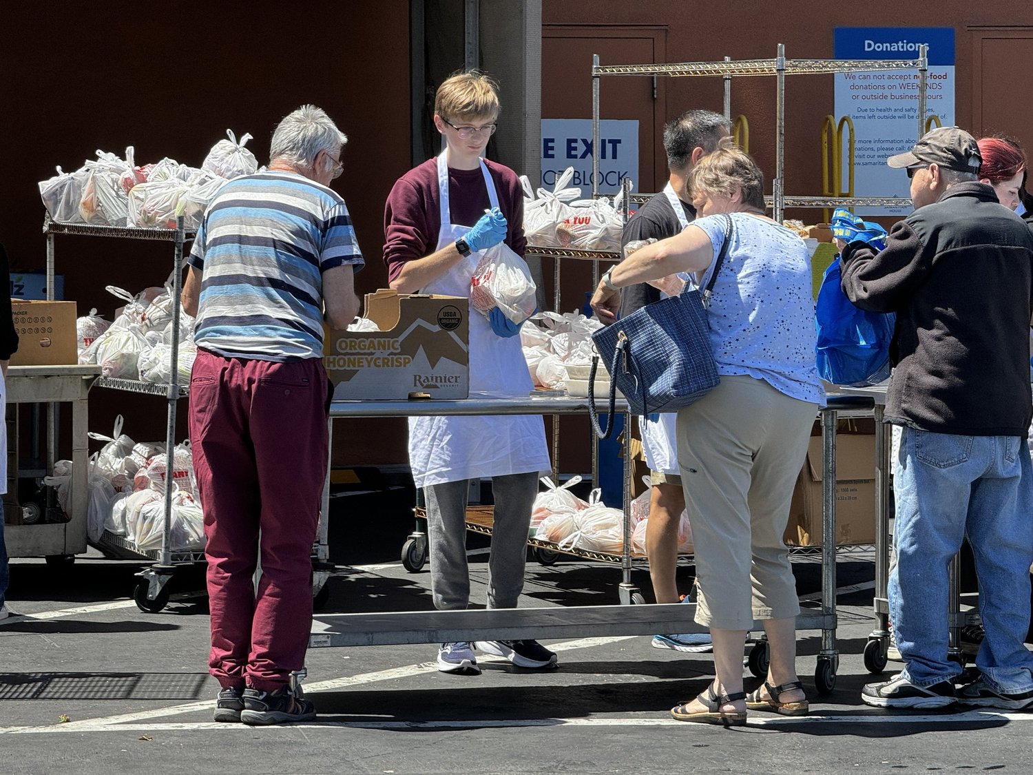 Providing a helping hand, warm meals, and flowers for Mother's Day — photo 8